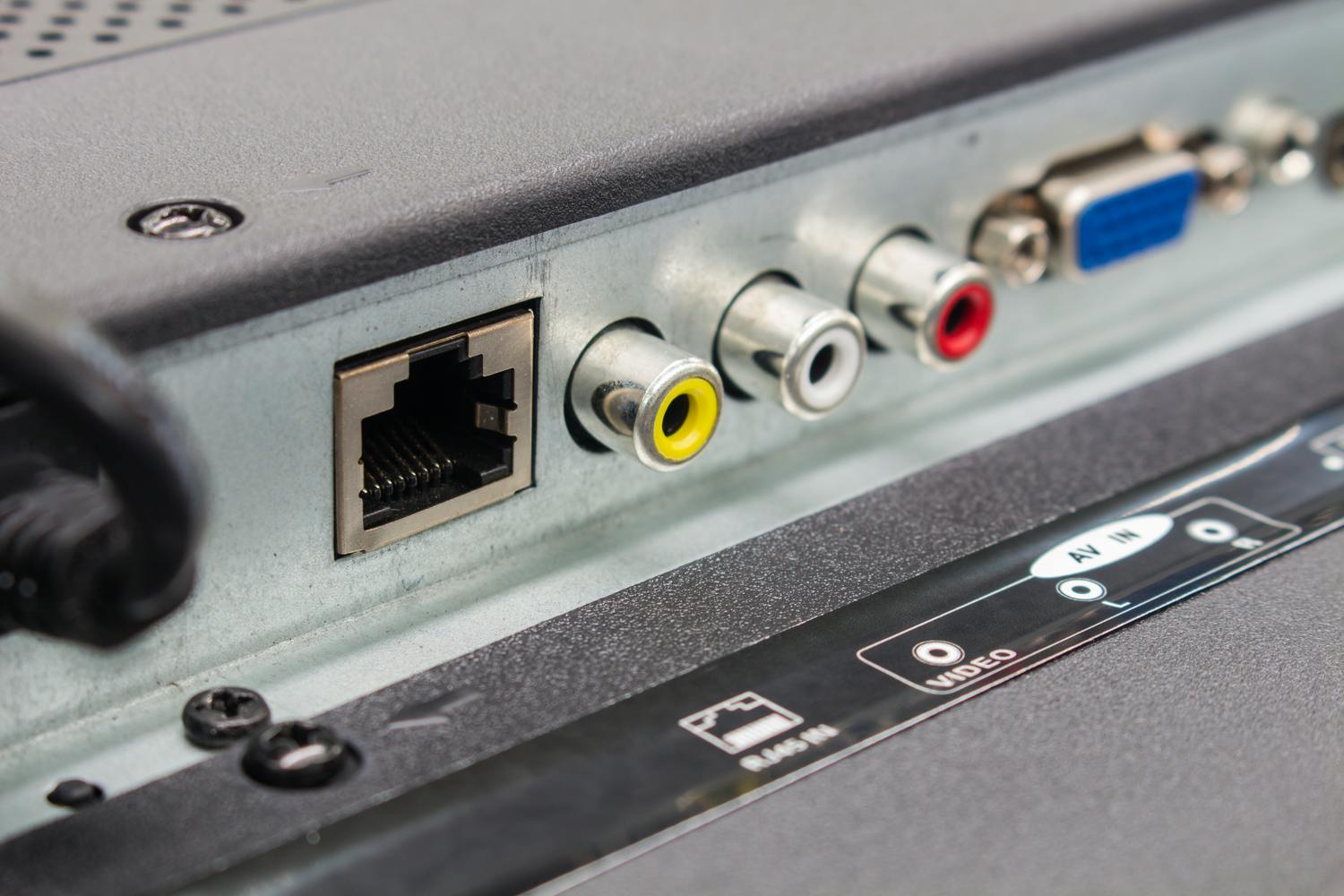 Netværk Yhdistä kuvalähde televisioon verkkokaapelilla tai wifi-yhteydellä